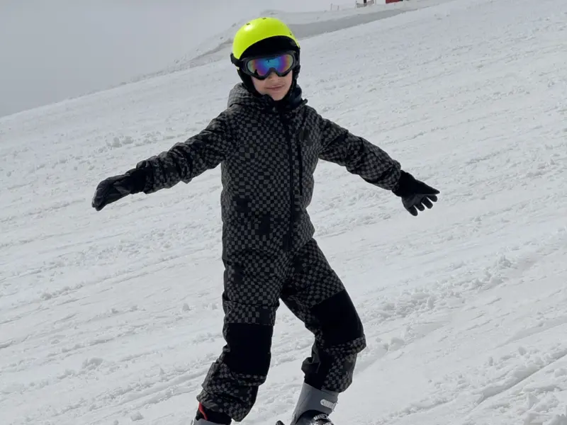 Kardeşlerin birlikte aldığı Erciyes çocuk kayak dersleri