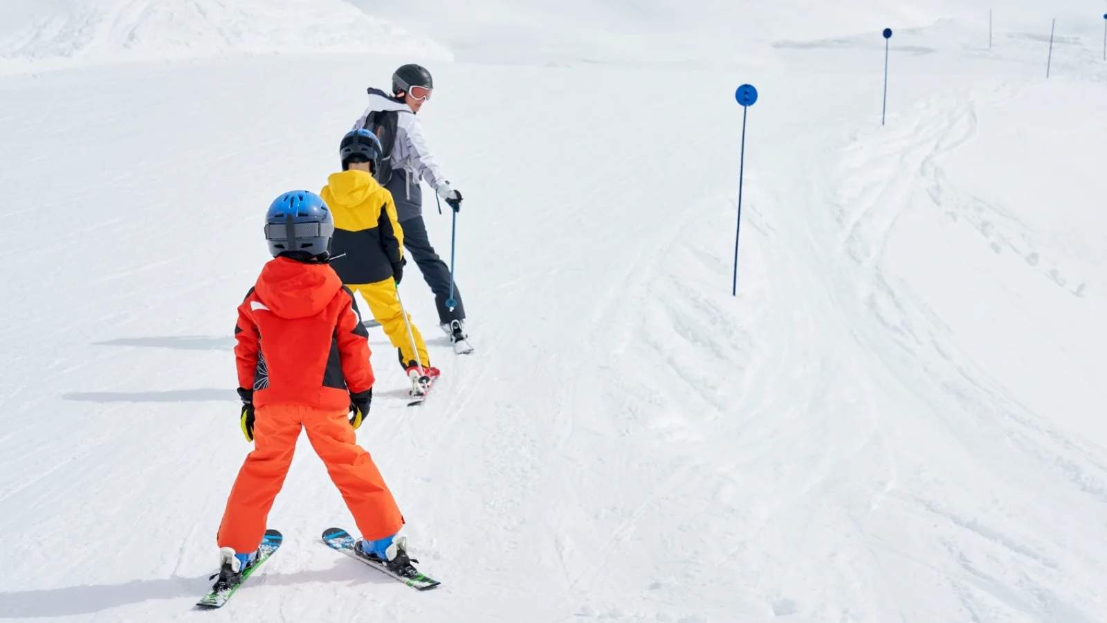 Erciyes çocuk kayak dersleri alan kasklı çocuklar