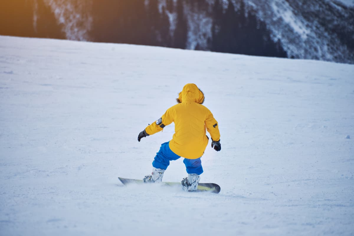 Erciyes'te snowboard eğitimi alan misafir