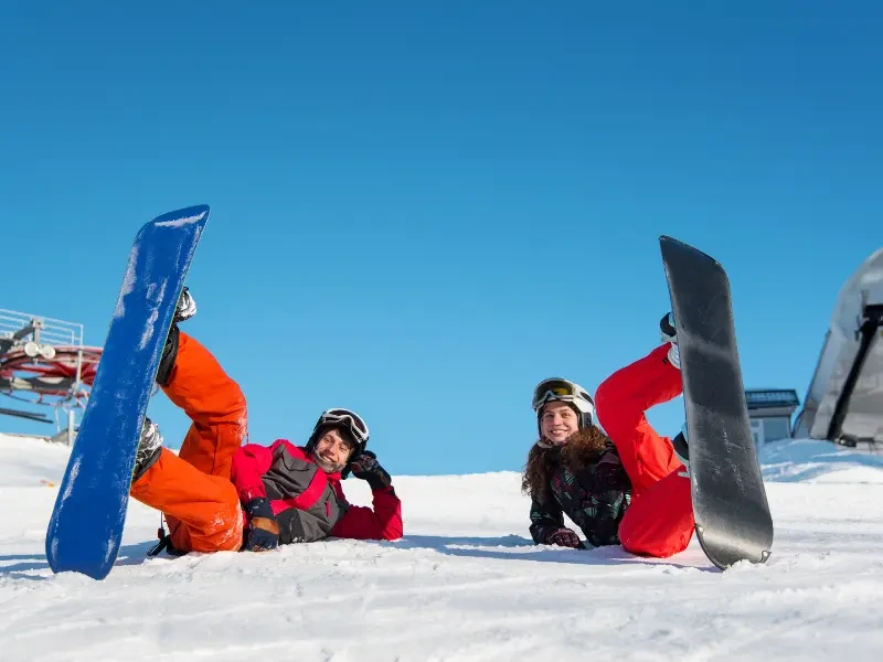 Erciyes grup snowboard dersleri sırasında eğitmenle çalışan grup