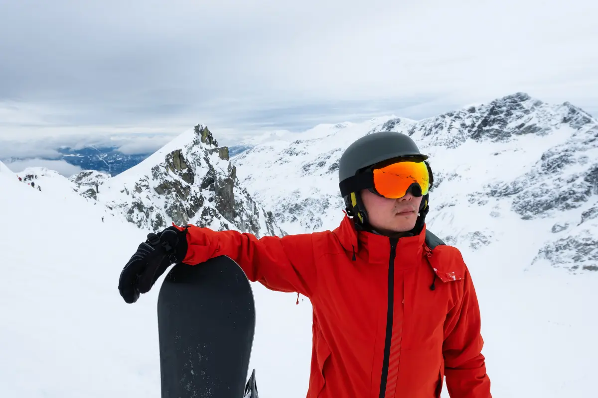 Kayseri Erciyes snowboard dersi sonrası board'uyla poz veren yetişkin
