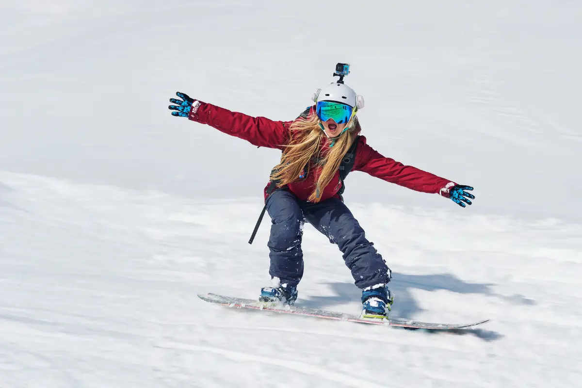 Snowboard dersinde board üzerinde çocuk